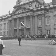 Défilé à pied devant l'Ecole militaire. Passage du drapeau et sa garde du groupement de fusiliers commando de l’air, lors de la cérémonie du 14 juillet 1977.