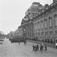 Défilé à pied devant l'Ecole militaire. Passage du drapeau et sa garde de l'école polytechnique, lors de la cérémonie du 14 juillet 1977.