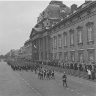 Défilé à pied devant l'Ecole militaire. Passage du drapeau et sa garde de la Garde républicaine de Paris (GRP), lors de la cérémonie du 14 juillet 1977.