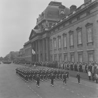 Défilé à pied devant l'Ecole militaire. Passage de la base aéronavale (BAN) de Nîmes-Garons, lors de la cérémonie du 14 juillet 1977.