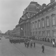 Défilé à pied devant l'Ecole militaire. Passage du drapeau et sa garde de l'école militaire de l’Air lors de la cérémonie du 14 juillet 1977.