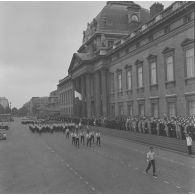 Défilé à pied devant l'Ecole militaire. Passage du drapeau et sa garde de la base aérienne (BA) 113 de Saint-Dizier, lors de la cérémonie du 14 juillet 1977.