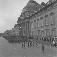 Défilé à pied devant l'Ecole militaire. Passage du drapeau et sa garde de l'école des fusiliers-marins de Lorient, lors de la cérémonie du 14 juillet 1977.