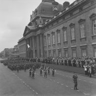 Défilé à pied devant l'Ecole militaire. Passage du drapeau et sa garde du groupement des fusiliers commandos de l’air, lors de la cérémonie du 14 juillet 1977.