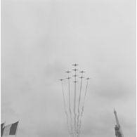 Défilé aérien lors de la cérémonie du 14 juillet 1977. Passage des Fouga Magister de la Patrouille acrobatique de France (PAF).