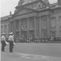 Passage devant l'Ecole militaire du général de division Arnaud de Foïard, commandant les troupes et commandant la 11e division parachutiste (11e DP), lors de la cérémonie du 14 juillet 1977.