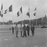 Valéry Giscard d’Estaing, président de la République, est accueilli place Joffre devant l’Ecole militaire lors de la cérémonie du 14 juillet 1977.