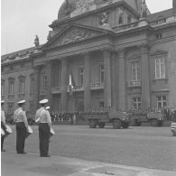 Défilé motorisé devant l'Ecole militaire. Passage de 17e régiment de génie aéroporté (17e RGP)  à bord de camionnettes Simca-Marmon, lors de la cérémonie du 14 juillet 1977.