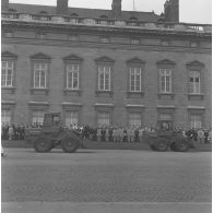 Défilé motorisé devant l'Ecole militaire. Passage d'engins polyvalents du génie (MPG) du 17e régiment de génie aéroporté (17e RGP), lors de la cérémonie du 14 juillet 1977.