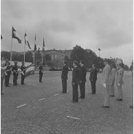 Salut au drapeau de la Garde républicaine de Paris (GRP) de Valéry Giscard d’Estaing, président de la République, et des autorités civiles et militaires, lors de la cérémonie du 14 juillet 1977.