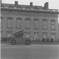 Défilé motorisé devant l'Ecole militaire. Passage d'un véhicule de tir avec radar de poursuite du système d'arme sol-air Crotale de la base aérienne (BA) 118 de Mont-de-Marsan, lors de la cérémonie du 14 juillet 1977.