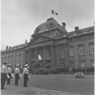 Défilé motorisé devant l'Ecole militaire. Passage de véhicules de tir avec radar de poursuite du système d'arme sol-air Crotale de la base aérienne (BA) 118 de Mont-de-Marsan, lors de la cérémonie du 14 juillet 1977.