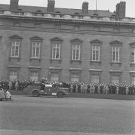 Défilé motorisé devant l'Ecole militaire. Passage du drapeau et sa garde de la brigade des sapeurs-pompiers de Paris (BSPP), lors de la cérémonie du 14 juillet 1977.