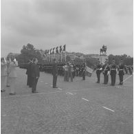 Salut au drapeau de la Garde républicaine de Paris (GRP) de Valéry Giscard d’Estaing, président de la République, et des autorités civiles et militaires, lors de la cérémonie du 14 juillet 1977.