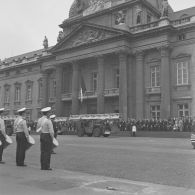 Défilé motorisé devant l'Ecole militaire. Passage d'engins d'incendie et de sauvetage à grande échelle de la brigade des sapeurs-pompiers de Paris (BSPP), lors de la cérémonie du 14 juillet 1977.