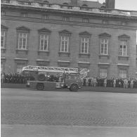 Défilé motorisé devant l'Ecole militaire. Passage d'un engin d'incendie et de sauvetage à grande échelle de la brigade des sapeurs-pompiers de Paris (BSPP), lors de la cérémonie du 14 juillet 1977.