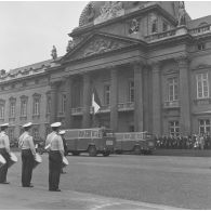 Défilé motorisé devant l'Ecole militaire. Passage de camions-citernes de la brigade des sapeurs-pompiers de Paris (BSPP), lors de la cérémonie du 14 juillet 1977.