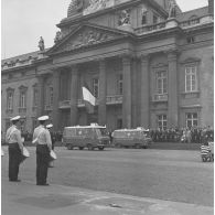 Défilé motorisé devant l'Ecole militaire. Passage d'ambulances de la brigade des sapeurs-pompiers de Paris (BSPP), lors de la cérémonie du 14 juillet 1977.