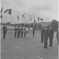 Salut au drapeau de la Garde républicaine de Paris (GRP) de Valéry Giscard d’Estaing, président de la République, et des autorités civiles, lors de la cérémonie du 14 juillet 1977.
