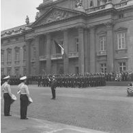 Défilé à pied devant l'Ecole militaire. Passage des élèves de l'école polytechnique, lors de la cérémonie du 14 juillet 1977.