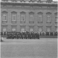 Défilé à pied devant l'Ecole militaire. Passage des élèves de l'école polytechnique, lors de la cérémonie du 14 juillet 1977.
