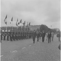 Revue du bataillon d’honneur par Valéry Giscard d’Estaing, président de la République et les autorités civiles et militaires, lors de la cérémonie du 14 juillet 1977.