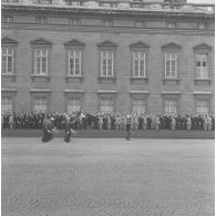 Défilé à pied devant l'Ecole militaire. Passage des drapeaux et leur garde de l'école militaire interarmées (EMIA) et de l'école spéciale militaire (ESM) de Saint-Cyr lors de la cérémonie du 14 juillet 1977.