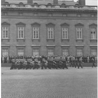 Défilé à pied devant l'Ecole militaire. Passage des élèves de l'école militaire interarmées (EMIA), lors de la cérémonie du 14 juillet 1977.