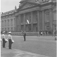 Défilé à pied devant l'Ecole militaire. Passage des élèves de l'école nationale des sous-officiers d’active (ENSOA), lors de la cérémonie du 14 juillet 1977.