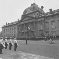 Défilé à pied devant l'Ecole militaire. Passage de la Garde républicaine de Paris (GRP), lors de la cérémonie du 14 juillet 1977.