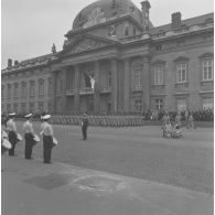 Défilé à pied devant l'Ecole militaire. Passage d'une compagnie d’instruction des gendarmes auxiliaires d’Auxerre, lors de la cérémonie du 14 juillet 1977.