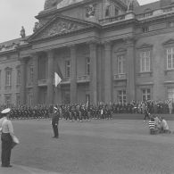 Défilé à pied devant l'Ecole militaire. Passage des drapeaux et leur garde de l'école navale et de l'école militaire de la Flotte (EMF), lors de la cérémonie du 14 juillet 1977.