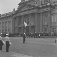 Défilé à pied devant l'Ecole militaire. Passage du drapeau et sa garde de l'école de l’Air de Salon-de-Provence, lors de la cérémonie du 14 juillet 1977.
