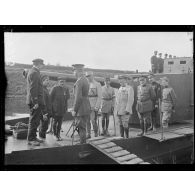 Près de Loo (Belgique). Le roi et le général Anthoine visitant la canonnière  française Furieuse ancrée sur le canal de Loo. [légende d'origine]