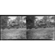 Meuse, exercice de tracteurs du 86e Régiment d'artillerie lourde, le Caterpillar embarqué sur le tracteur Knox part chercher une pièce lourde. [légende d’origine]