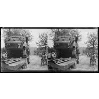 Meuse, exercice de tracteur d'artillerie lourde, le Caterpillar d'artillerie descend du tracteur Knox. [légende d’origine]