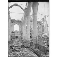 Péronne (Somme). Ruines de l'église. Intérieur, vue prise du choeur. [légende d'origine]