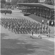 Défilé à pied du centre d’instruction des spécialistes de l’aviation légère de l’armée de terre (CISALAT) d’Essey-les-Nancy, et passage devant la tribune présidentielle lors de la cérémonie militaire du 14 juillet 1974 sur la place de la Bastille.
