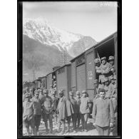 Modane (Savoie). En gare. Soldats de la brigade Alpi venant sur le front français. [légende d'origine]
