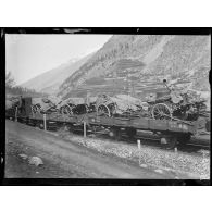Près Modane (Savoie). Train de matériel italien venant sur le front français. [légende d'origine]