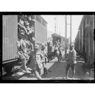 Modane (Savoie). En gare. Soldats italiens du train des équipages venant sur le front français. [légende d'origine]