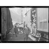 Modane (Savoie). En gare. Soldats italiens du train des équipages venant sur le front français. [légende d'origine]