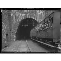 Tunnel du Mont Cenis, sortie du côté France. Train de troupes italiennes venant sur le front français. [légende d'origine]