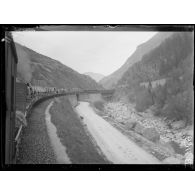 Près Modane (Savoie). Train de troupes italiennes venant sur le front français. [légende d'origine]