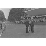 Valéry Giscard d'Estaing, président de la République, salue les hautes autorités lors de la cérémonie militaire du 14 juillet 1979.
