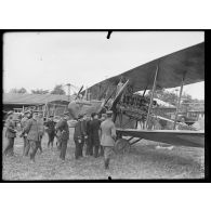 Villacoublay. Camp d'aviation. M. Loucheur et les officiers de la section technique examinant un avion allemand AEG récemment capturé. [légende d'origine]