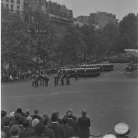 Défilé à pied. Passage des drapeaux et leur garde de l'école spéciale militaire (ESM) de Saint-Cyr et de l’école militaire interarmes (EMIA) devant les tribunes lors de la cérémonie du 14 juillet 1979 sur la place de la Bastille.