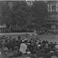 Défilé à pied. Passage du drapeau et sa garde de l’école nationale des sous-officiers d’active (ENSOA) devant la tribune présidentielle lors de la cérémonie du 14 juillet 1979 sur la place de la Bastille.