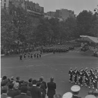 Défilé à pied. Passage du drapeau et sa garde de l’école des fusiliers-marins devant les tribunes lors de la cérémonie du 14 juillet 1979 sur la place de la Bastille.