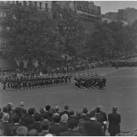 Défilé à pied. Passage du détachement de l’escadre de la Méditerranée devant les tribunes lors de la cérémonie du 14 juillet 1979 sur la place de la Bastille.